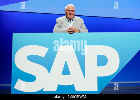 Mannheim, Deutschland. Mai 2024. Hasso Plattner, ehemaliger Aufsichtsratsvorsitzender der Software-Gruppe SAP, steht auf der Hauptversammlung hinter einem Logo der Software-Gruppe auf der Bühne. In der Hauptversammlung wird unter anderem der Nachfolger des scheidenden Aufsichtsratsvorsitzenden Plattner gewählt. Quelle: Uwe Anspach/dpa/Alamy Live News Stockfoto