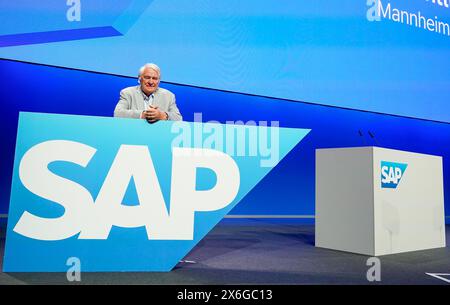 Mannheim, Deutschland. Mai 2024. Hasso Plattner, ehemaliger Aufsichtsratsvorsitzender der Software-Gruppe SAP, steht auf der Hauptversammlung hinter einem Logo der Software-Gruppe auf der Bühne. In der Hauptversammlung wird unter anderem der Nachfolger des scheidenden Aufsichtsratsvorsitzenden Plattner gewählt. Quelle: Uwe Anspach/dpa/Alamy Live News Stockfoto