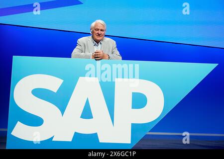 Mannheim, Deutschland. Mai 2024. Hasso Plattner, ehemaliger Aufsichtsratsvorsitzender der Software-Gruppe SAP, steht auf der Hauptversammlung hinter einem Logo der Software-Gruppe auf der Bühne. In der Hauptversammlung wird unter anderem der Nachfolger des scheidenden Aufsichtsratsvorsitzenden Plattner gewählt. Quelle: Uwe Anspach/dpa/Alamy Live News Stockfoto