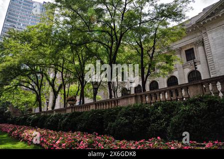 Flowers by the Terrace Balustrade der New York Public Library (NYPL) Main Branch auf der Fifth Avenue - Manhattan, New York City Stockfoto