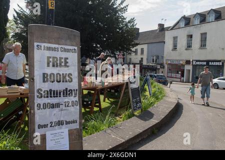 Kostenlose unerwünschte Bücher, ein kostenloser Shop, eine Mitbringungs- und Nehmenveranstaltung in der St. James Church, Dursley... Gloucestershire, England 2024 2020er Jahre HOMER SYKES Stockfoto