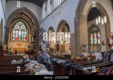 Freegle, ein kostenloser Shop für zwei Frauen, die sich die Veranstaltung „Bring and Take Or Give and Take“ in der St. James Church in Dursley ansehen. Unerwünschtes Haushaltsgut, Kinderspielzeug, mitgebrachte und mitgenommene Kleidung, Recyclingmaterial. Das Hotel wird von der Church Eco Group geleitet, werfen Sie es nicht weg und geben Sie es weg. Gloucestershire, England 2024 2020er Jahre HOMER SYKES Stockfoto