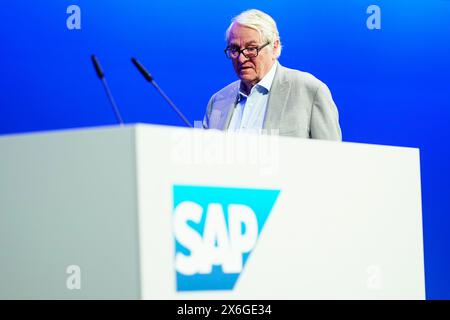 Mannheim, Deutschland. Mai 2024. Hasso Plattner, ehemaliger Aufsichtsratsvorsitzender des Softwarekonzerns SAP, läuft auf der Hauptversammlung des Softwarekonzerns am Rednerpult vorbei. In der Hauptversammlung wird unter anderem der Nachfolger des scheidenden Aufsichtsratsvorsitzenden Plattner gewählt. Quelle: Uwe Anspach/dpa/Alamy Live News Stockfoto