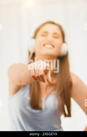 Mit ihrem scharfen Zeigefinger zeigt die Geste dieser jungen Frau direkt auf den Betrachter, was die persönliche Verbindung stärkt Stockfoto