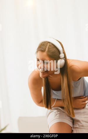 Der fröhliche Ausdruck und die entspannte Haltung der Frau sprechen Bände in einem Moment musikalischer Ekstase Stockfoto