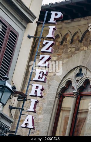 Pizzeria-Schild an einem wunderschönen alten Gebäude Stockfoto