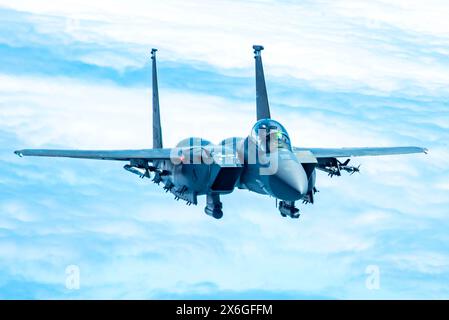 Ein F-15E Strike Eagle mit dem 4. Jagdflügel nähert sich einem KC-135 Stratotanker vom 121. Luftbetankungsflügel, um über dem Himmel von No betankt zu werden Stockfoto