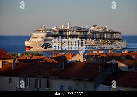 Marseille, Frankreich. Mai 2024. Das Passagierkreuzschiff AIDAcosma erreicht den französischen Mittelmeerhafen Marseille. (Foto: Gerard Bottino/SOPA Images/SIPA USA) Credit: SIPA USA/Alamy Live News Stockfoto