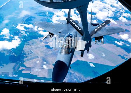 Ein KC-135 Stratotanker mit dem 121st Air Tanking Wing betankt einen F-15E Strike Eagle, der dem 4th Fighter Wing zugeordnet ist, über dem Himmel von North Carol Stockfoto