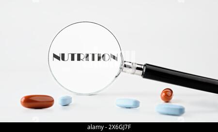 NÄHRWERTWORT, geschrieben durch eine Lupe auf hellem Hintergrund. Konzeptfoto Stockfoto