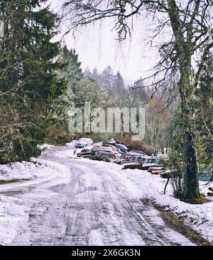 Verlassene, verlassene, vernachlässigte rostige klassische Retro-Autos im Wald an der vereisten Straße, Bastnas Car Friedhof, Varmland, Schweden. Stockfoto