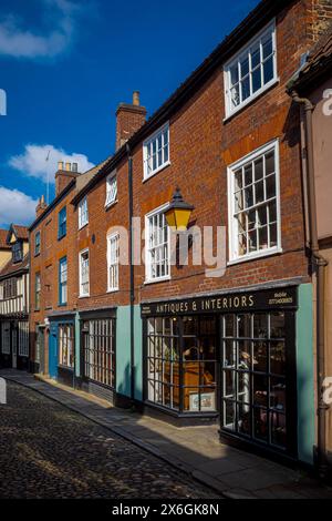 Norwich Elm Hill - Antiquitätengeschäft auf dem historischen Elm Hill im Zentrum von Norwich. Stockfoto