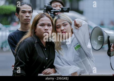 Bangkok, Thailand. August 2023. Netiporn 'Bung' Sanesangkhom (L) handelt während eines Protestes im Pheu Thai Party HQ am 7. August 2023, sie starb an Herzstillstand nach mehr als 15 Wochen Hungerstreik. Netiporn 'Bung' Sanesangkhom, ein thailändischer politischer Aktivist, ist nach mehr als 15 Wochen Hungerstreik an Herzstillstand gestorben. Der achtundzwanzigjährige Netiporn Sanesangkhom wurde nach dem Lese Majeste Gesetz verfolgt. Quelle: SOPA Images Limited/Alamy Live News Stockfoto