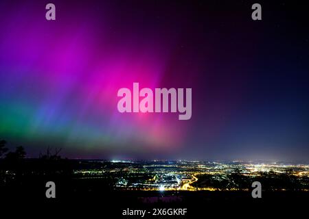 Nordlichter leuchten über Wien in der Nacht vom 11. Mai 2024. - 20240511 PD0435 Credit: APA-PictureDesk/Alamy Live News Stockfoto