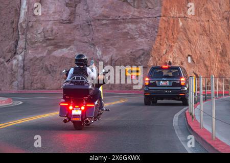 Motorradtour durch Amerika. Ein paar Radfahrer fahren auf dem Highway vor dem Hintergrund der Felsen, Blick nach hinten. Nicht erkennbare Biker auf einem Motorrad. Hoover Dam, USA - 2. April 2017 Stockfoto