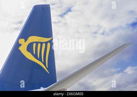 3. Januar - Porto, Portugal: Weiß-blau-gelber Flugzeugheck mit Ryanair-Logo am Himmel Stockfoto