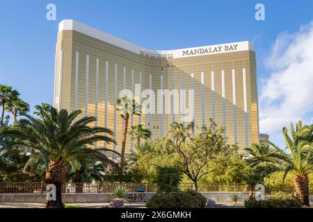 Mandalay Bay. Das Mandalay Bay ist das erste Hotel am Hauptboulevard der Stadt. Die goldene Fassade der Mandalay Bay glitzert in den Sonnenstrahlen. Las Vegas, Nevada - 2. April 2017 Stockfoto