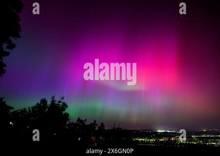 Nordlichter leuchten über Wien in der Nacht vom 11. Mai 2024. - 20240511 PD0440 Credit: APA-PictureDesk/Alamy Live News Stockfoto