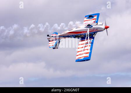 Während der MCAS Cherry Point Air Show 2024 auf dem Flugplatz in Marine C wurden dynamische Künstler und Bodenausstellungen gezeigt Stockfoto