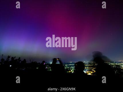 Nordlichter leuchten über Wien in der Nacht vom 11. Mai 2024. - 20240511 PD0444 Credit: APA-PictureDesk/Alamy Live News Stockfoto