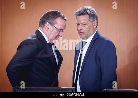 L-R Boris Pistorius, Bundesministerin der Verteidigung, und Robert Habeck, Bundesminister für Wirtschaft und Klimaschutz und Vizekanzler, aufgenommen im Rahmen einer Kabinettssitzung in Berlin, 15.05.2024. Berlin Deutschland *** L R Boris Pistorius, Bundesverteidigungsminister, und Robert Habeck, Bundesminister für Wirtschaft und Klimaschutz und Vizekanzler, auf einer Kabinettssitzung in Berlin, 15 05 2024 Berlin Deutschland Copyright: xJulianexSonntagxphotothek.dex Stockfoto