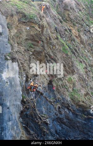 Arbeiter, die an der Stabilisierung der Klippe über dem Great Western Beach in Newquay in Cornwall in Großbritannien arbeiten. Stockfoto