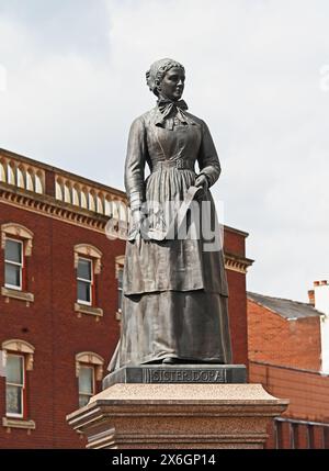 Statue von Schwester Dora von Francis John Williamson. The Bridge, Walsall, West Midlands, England, Vereinigtes Königreich, Europa. Stockfoto