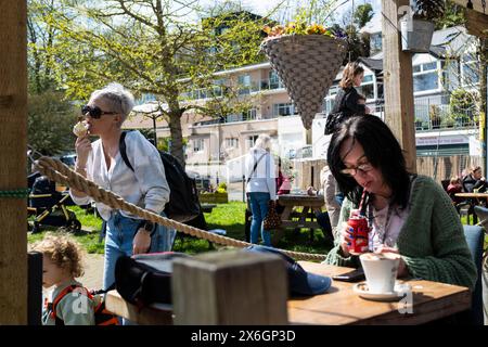 Menschen genießen die Sonne in Trenance Gardens in Newquay in Cornwall, Großbritannien Stockfoto