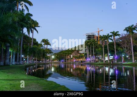 Wunderschöne Landschaft bei Sonnenuntergang in El Laguito im Circulo Militar Park in Caracas, Venezuela. Das tägliche Leben und Wahrzeichen von Caracas. Stockfoto