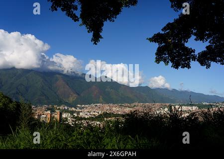 Aus der Vogelperspektive auf Caracas bei Sonnenuntergang mit dem Viertel Petare, dem größten Slum Venezuelas und lateinamerikas, mit dem Berg Avila im Hintergrund Stockfoto