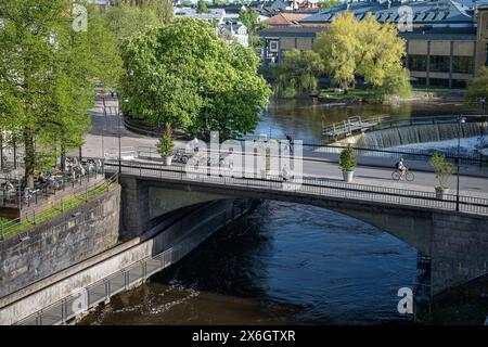 Gamlebro-Brücke über den Motala-Fluss an einem sonnigen Frühlingstag in Norrkoping, Schweden. Die erste Idee einer Brücke an dieser Stelle geht auf das Jahr 1330 zurück Stockfoto