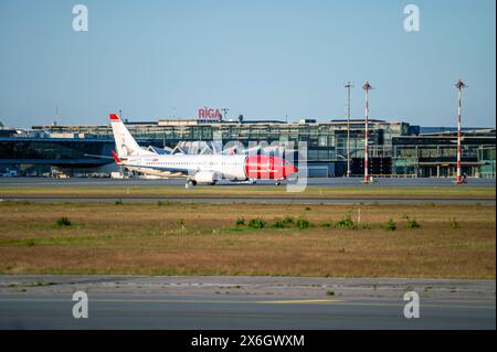 Riga, Lettland, 27. Mai 2023: Norwegisches Flugzeug Boeing 737 max. (LN-DYR) Ankunft am Flughafen Riga/RIX Stockfoto