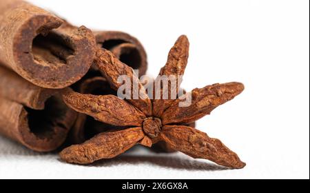 Zimtstangen und Sternanis auf weißem Hintergrund Stockfoto