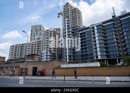 Hochhäuser im Bau als Teil einer großangelegten Regeneration von White City am 9. Mai 2024 in London, Großbritannien. White City ist ein Distrikt im nördlichen Teil von Shepherds Bush im Londoner Stadtteil Hammersmith und Fulham. White City wird derzeit von einem massiven Sanierungsprogramm umgeben, wobei sich östlich der Wood Lane hohe Wohnhäuser erheben. Stockfoto