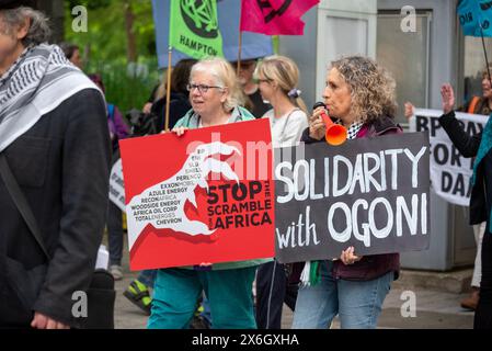 London, Großbritannien. Mai 2024. Während des Gipfels in London halten Demonstranten Plakate vor der County Hall. Der African Energies Summit ist eine jährliche Veranstaltung, die jedes Jahr im Zentrum Londons stattfindet. Der Gipfel bringt die afrikanische Energiewirtschaft zusammen. Extinction Rebellion, Fossil Free London und andere Organisationen protestierten gegen den Gipfel wegen des Klimawandels und des heutigen Kolonialismus. (Foto: Krisztian Elek/SOPA Images/SIPA USA) Credit: SIPA USA/Alamy Live News Stockfoto