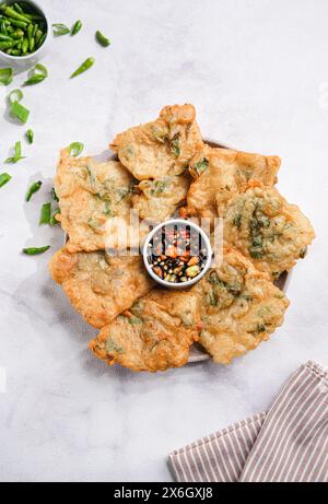 Frittiertes Tempeh oder Tempe Mendoan aus Sojabohnen mit Mehlteig und Frühlingszwiebeln. Indonesisches Essen Stockfoto