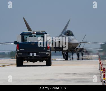 F-22 Raptors, der 19. Und 199. Expeditionary Fighter Squadrons zugeteilt, Taxi die Fluglinie auf der Kunsan Air Base, Republik Korea, 13. Mai, hinunter. Stockfoto