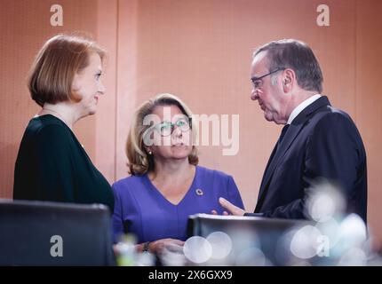 L-R Lisa Paus, Bundesministerin für Familie, Senioren, Frauen und Jugend, Svenja Schulze, Bundesministerin für wirtschaftliche Zusammenarbeit und Entwicklung, und Boris Pistorius, Bundesministerin der Verteidigung, aufgenommen im Rahmen einer Kabinettssitzung in Berlin, 15.05.2024. Berlin Deutschland *** L R Lisa Paus, Bundesministerin für Familie, Senioren, Frauen und Jugend, Svenja Schulze, Bundesministerin für wirtschaftliche Zusammenarbeit und Entwicklung, und Boris Pistorius, Bundesverteidigungsminister, verzeichneten während einer Kabinettssitzung in Berlin, 15 05 2024 Berlin Deutschland Copyright: Stockfoto