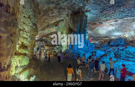 Touristenreisen in die Höhle Sung Sot ist eine der besten und befindet sich im UNESCO-Weltkulturerbe in der Halong-Bucht, Vietnam Stockfoto