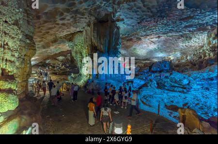 Touristenreisen in die Höhle Sung Sot ist eine der besten und befindet sich im UNESCO-Weltkulturerbe in der Halong-Bucht, Vietnam Stockfoto