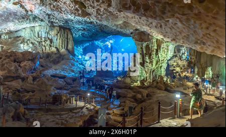 Touristenreisen in die Höhle Sung Sot ist eine der besten und befindet sich im UNESCO-Weltkulturerbe in der Halong-Bucht, Vietnam Stockfoto