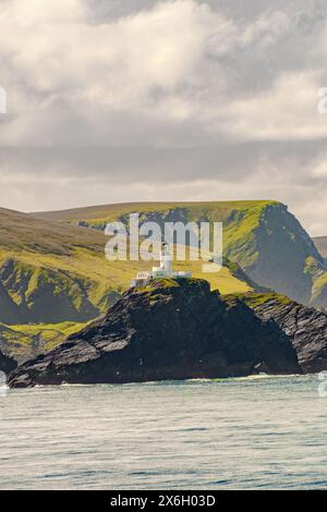 Muckle Flugga Leuchtturm Shetland, Schottland. Titelseite mit herrlichem Sonnenuntergang über Fjorde und Meereslandschaft. Stockfoto