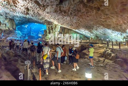 Touristenreisen in die Höhle Sung Sot ist eine der besten und befindet sich im UNESCO-Weltkulturerbe in der Halong-Bucht, Vietnam Stockfoto