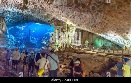 Touristenreisen in die Höhle Sung Sot ist eine der besten und befindet sich im UNESCO-Weltkulturerbe in der Halong-Bucht, Vietnam Stockfoto