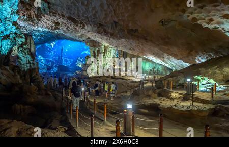 Touristenreisen in die Höhle Sung Sot ist eine der besten und befindet sich im UNESCO-Weltkulturerbe in der Halong-Bucht, Vietnam Stockfoto