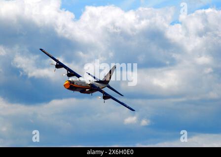 Ein Militärflugzeug der Hercules C-130 stürzt bei einer Flugschau am Jones Beach in Wantagh, New York, durch den Himmel Stockfoto