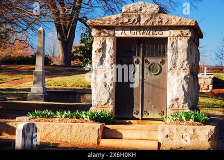 Auf dem historischen Oakwood Cemetery in Atlanta befindet sich ein großes Mausoleum aus Stein Stockfoto