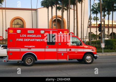 Ein rotes Feuer- und Rettungsfahrzeug fährt durch die Straßen von Los Angeles Stockfoto