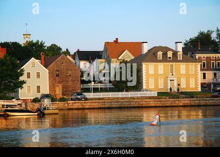 Die Kolonialhäuser in Portsmouth New Hampshire spiegeln sich im stillen Wasser wider Stockfoto