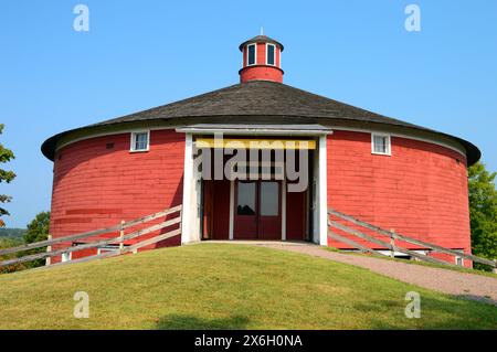 Eine rote runde Scheune steht als Eingang und Besucherzentrum des Shelburne Museums, einem großen weitläufigen Komplex in Shelburne, Vermont Stockfoto